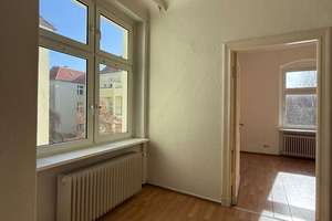 Bezugsfreie, großzügige 3-Zimmer-Altbauwohnung mit Balkon in grüner, ruhiger Lage in Reinickendorf! – Amendestraße 29, 13409 Reinickendorf (Ortsteil), Berlin – Vorschaubild 3