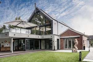 Villa mit zwei autarken Wohneinheiten.
High-End-Ausstattung in begehrter Bestlage von Münster.