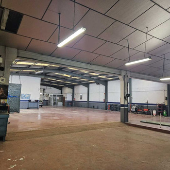 Haus mit zwei Wohnungen und Kfz-Werkstatt in Salt, Girona