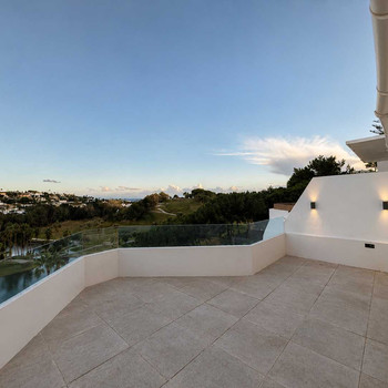 Reihenhaus mit Terrassen, Pool und Golfblick