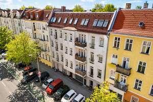 Modernisiert & bezugsfertig: Helle 2-Zimmer-Altbauwohnung mit Balkon in gepflegter Lage – Schnellerstraße 54, 12439 Niederschöneweide, Berlin – Vorschaubild 1