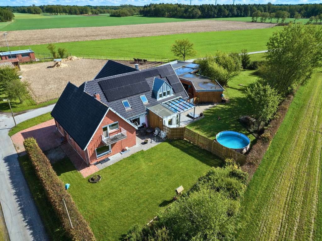 Immobilie in Berge - TRAUMHAFTES ANWESEN IN IDYLLISCHER ALLEINLAGE – WEITSICHT, WELLNESSOASE & MAXIMALE PRIVATSPHÄRE - Bild 2