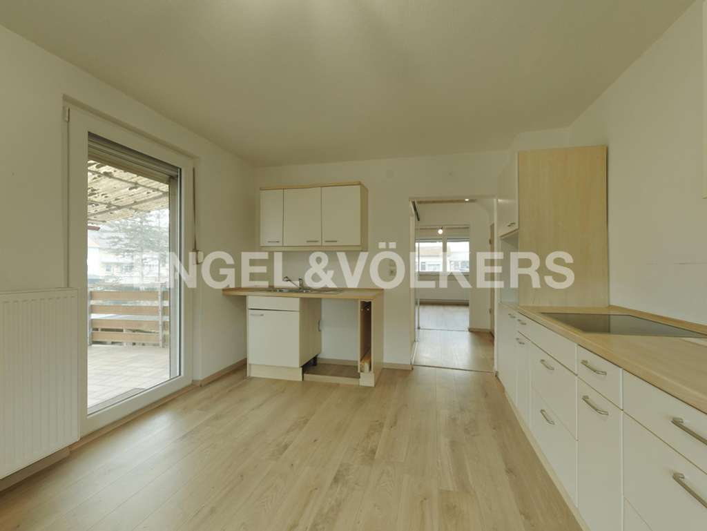 Immobilie in Röthlein - Freistehendes Einfamilienhaus mit modernisiertem Erdgeschoss neuer Heizung und riesigem Garten! - Bild 2