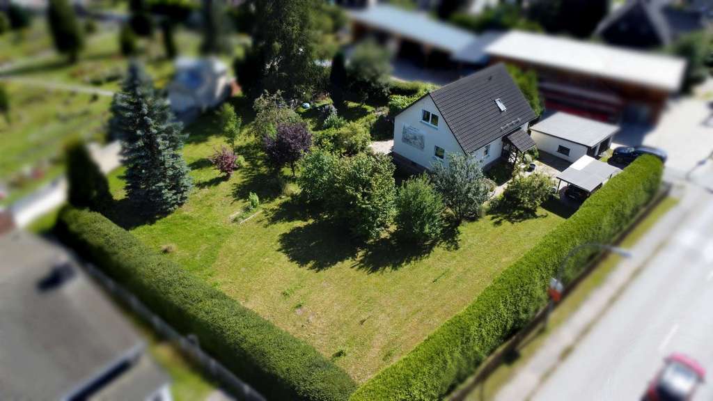 Immobilie in Lauter-Bernsbach - Gemütliches Einfamilienhaus mit Keller und tollem Garten! - Bild 2
