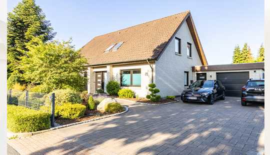 Bild von Hochwertig möbliertes Einfamilienhaus mit viel Wohnraum und einladendem Garten !