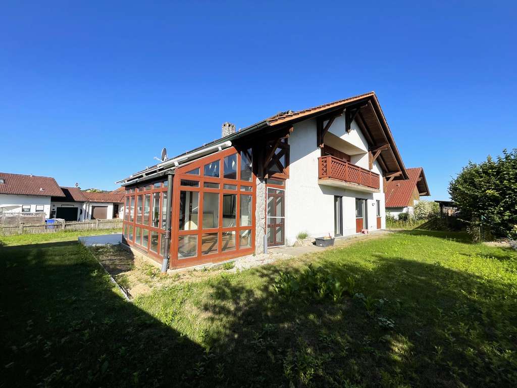 Immobilie in Winzer - Modernisiertes Einfamilienhaus mit Wintergarten und Einliegerwohnung – 270 m² Wohnfläche - Bild 1
