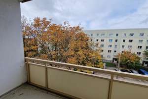 Großer Balkon - Wohnzimmer mit offener Küche - moderne Wohnung sucht Mieter – Bernhard-Kellermann-Str. 27, 39120 Leipziger Straße, Magdeburg – Vorschaubild 8