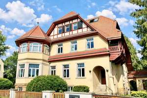 * schöne Wohnung in aufwendig sanierter, denkmalgeschützer Villa *