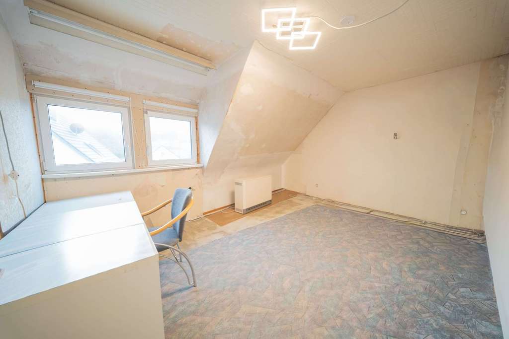 Immobilie in Mundelsheim - Seltene Chance: Einfamilienhaus mit großem Grundstück, Garage & Gewölbekeller am Weinberg - Bild 3