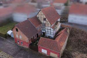 Im Herzen von Hofgeismar wartet dieses Anwesen auf Ihren kreativen Neustart! – Die vollständige Adresse der Immobilie erhältst du vom Anbieter., 34369 Hofgeismar – Vorschaubild 1