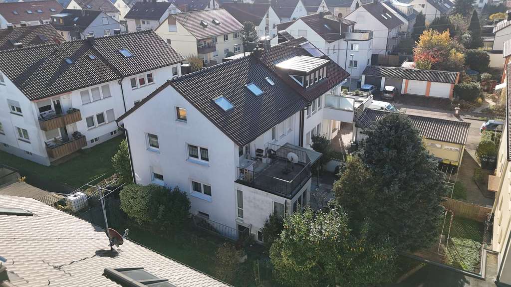 Immobilie in Kernen im Remstal - Teilweise vermietetes Drei-Famnilienhaus in energetisch guten Zustand mit Garten und Terrasse - Bild 0
