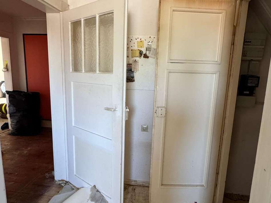 Küche mit Abstellkammer