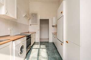 3-Zimmer-Wohnung mit 3,60 m hohen Decken und viel Gestaltungspotenzial im Bayerischen Viertel – Die vollständige Adresse der Immobilie erhältst du vom Anbieter., 10777 Wilmersdorf, Berlin – Vorschaubild 2