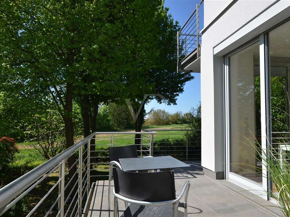 Balkon im Obergeschoss mit tra
