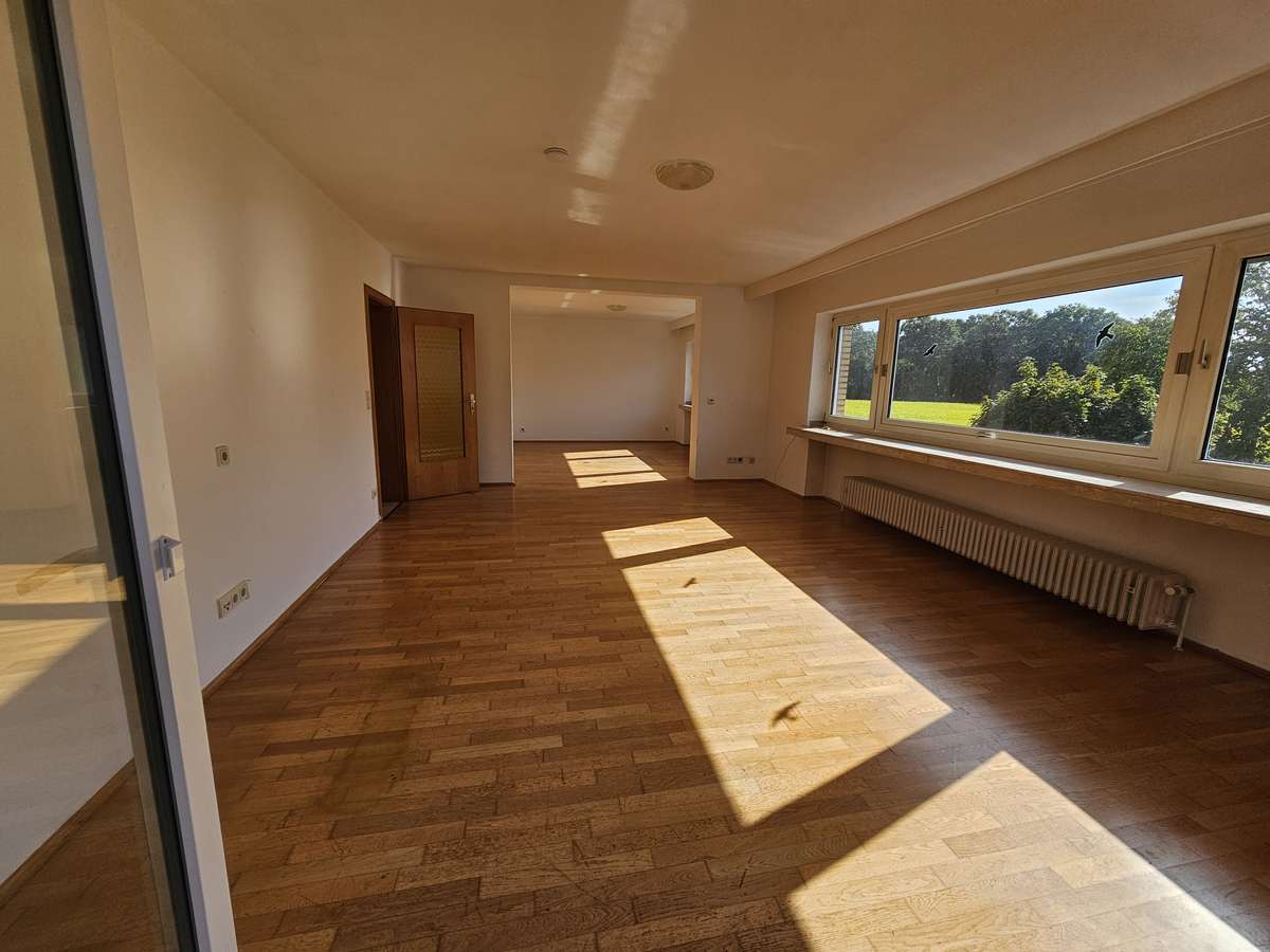 Sehr attraktive, geräumige 4-ZK, 2 Bäder, Balkon mit Garten & Garage in gepflegtem 2-Fam.haus