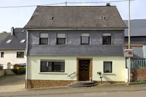 Stilvolles Bauernhaus in zauberhaftem Hunsrückdorf! – Hauptstraße 17, 55624 Birkenfeld (Kreis) – Vorschaubild 1
