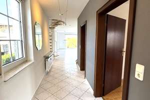 60437 Frankfurt (Nieder-Erlenbach), Maisonette Wohnung, Wfl. ca.130m²,4Zi,EBK,2Bä, 2 Balk, Stellpl. – Die vollständige Adresse der Immobilie erhältst du vom Anbieter., 60437 Nieder-Erlenbach, Frankfurt am Main – Vorschaubild 9