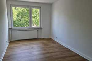 Sanierte Whg. in ruhigem gepflegten Haus mit EBK + Balkon 5 Min. zum HbH – Ellerstraße 55, 40227 Düsseldorf – Vorschaubild 1