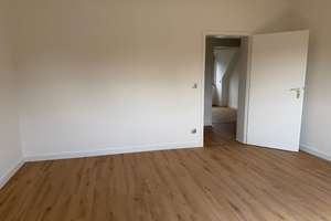 Renovierte Dachgeschosswohnung in ruhiger und dennoch zentraler Lage im beliebten Essen-Kettwig! – Schulstraße 16A, 45219 Kettwig, Essen – Vorschaubild 3