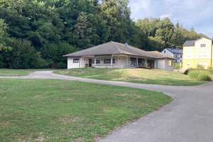 Wohnen/ arbeiten mit Charakter: Geräumiger Bungalow in Bobingen - Straßburg