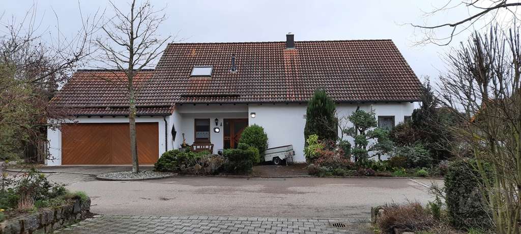Immobilie in Hüttlingen - Exklusives Wohnjuwel mit Wintergarten, Wellness & Traumgarten in Hüttlingen - Bild 1