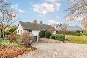 Ein Haus mit vielen Optionen:
"Stilvolles Familienrefugium mit außergewöhnlichem Wohncharakter" – Die vollständige Adresse der Immobilie erhältst du vom Anbieter., 21521 Aumühle – Vorschaubild 2