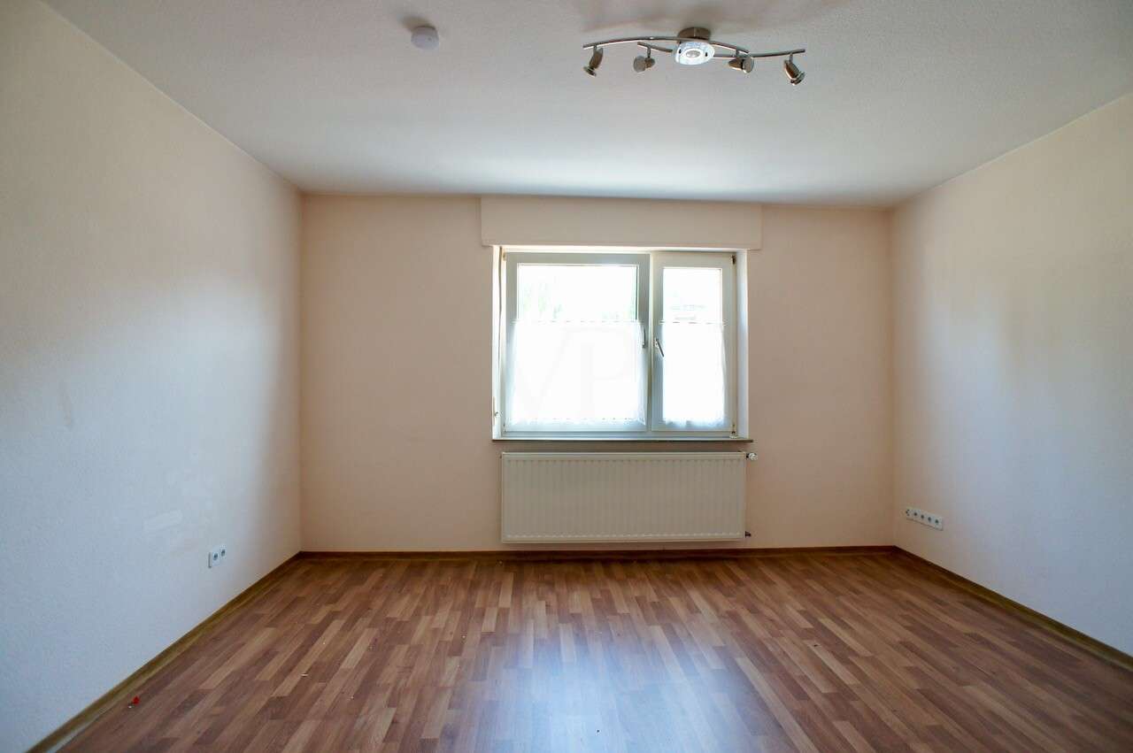 Immobilie in Contwig - Großzügiges Wohnhaus mit Garten und zwei Garagen in verkehrsgünstiger Lage in Contwig - Bild 3