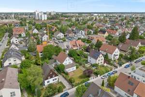 Sanierungsbedürftiges 3-Familienhaus in München-Lerchenau mit charmantem Grundstück