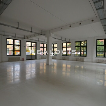 ca. 1.500 m² hochwertige Austellungs- und Serviceflächen