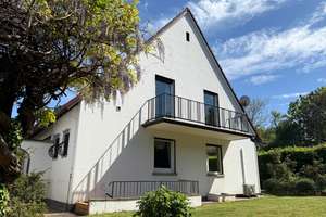 WOHNEN MIT HERZ UND MÖGLICHKEITEN - Freistehendes Einfamilienhaus mit Garten & Garage in Grünstadt – Die vollständige Adresse der Immobilie erhältst du vom Anbieter., 67269 Grünstadt – Vorschaubild 1