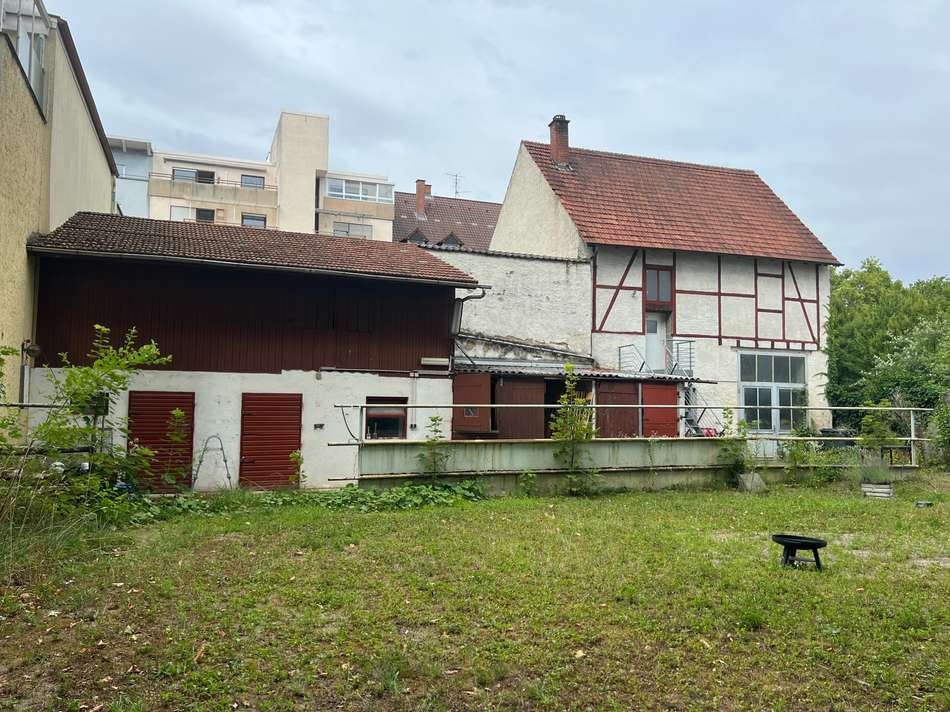 ...auf diverse Nebengebäude...