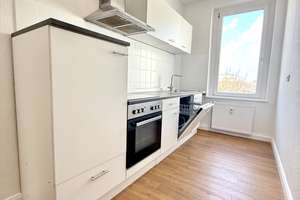 ERSTBEZUG nach Renovierung - 2-R-Wohnung WG-geeignet, EBK, sofort