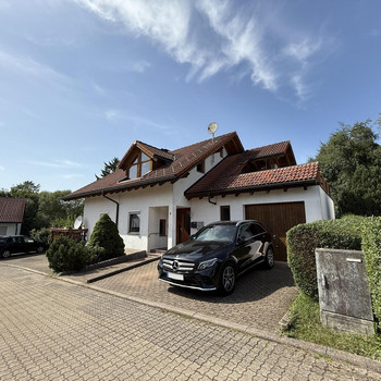 Dreifamilienhaus mit freier Wohnung zum Selbstbeziehen!