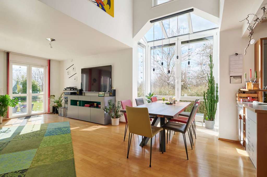 Immobilie in Neubiberg - Raumwunder mit Perspektive & Weitblick: Reihenendhaus mit ca. 370 m² Fläche & separierbarer Wohnung - Bild 0