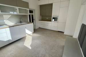 Wunderschöne, kernsanierte 3,5-Zimmer-Wohnung mit Einbauküche, Kaminofen & 3m hohen Decken – Ilmenauer Weg 6, 98693 Ilmenau – Vorschaubild 2