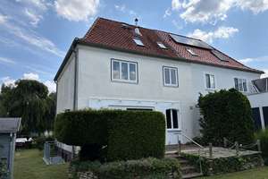 Schöne helle DHH mit Einstellplätzen und großem Grundstück in bevorzugter Lage von Lehndorf!