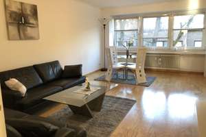 Stilvolle, modernisierte und vollmöblierte 2-Zi-Wohnung mit Balkon und Einbauküche in D