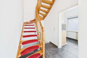 Ruhige Lage in Mainz Laubenheim mit Terrasse, Balkon und eigener Garage – Die vollständige Adresse der Immobilie erhältst du vom Anbieter., 55130 Laubenheim, Mainz – Vorschaubild 2