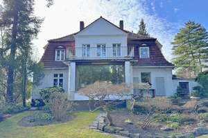 Repräsentative Stadtvilla auf weitläufigem Grundstück im Berliner Südwesten