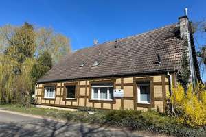 Sanierungsbedürftiges Bauernhaus mit Scheune und großem Grundstück – Dorfstraße 15, 17258 Feldberger Seenlandschaft – Vorschaubild 1