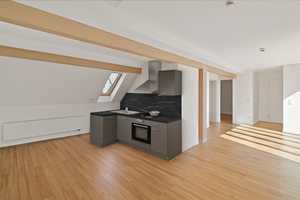 Großzügige 2-Zimmer-Dachgeschosswohnung mit Balkon und Blick auf die Markttürme – Graseweg 4, 6108 Halle (Saale) – Vorschaubild 3