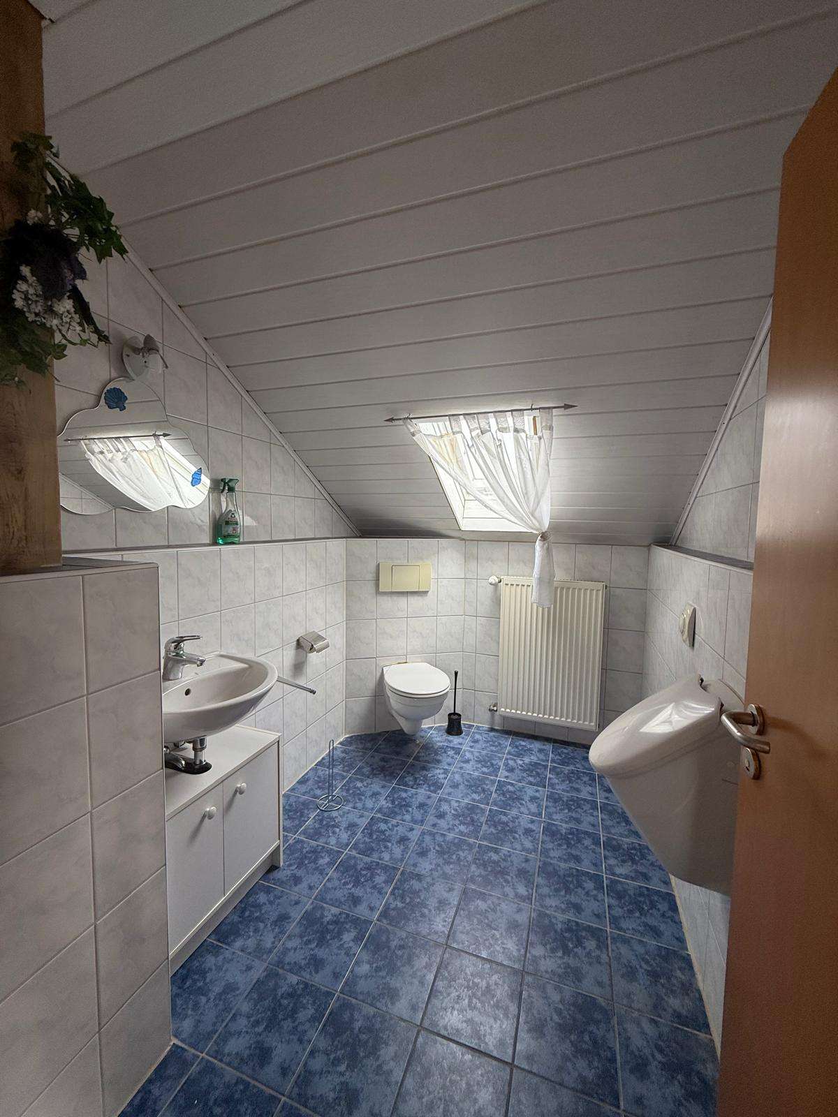 Immobilie in Walzbachtal - Attraktive, 4-Zimmer-Dachgeschoßwohnung mit Garage, Gartenanteil, Hobbyraum - Bild 5