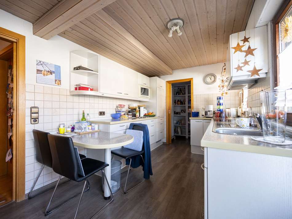 Küche mit Speisekammer