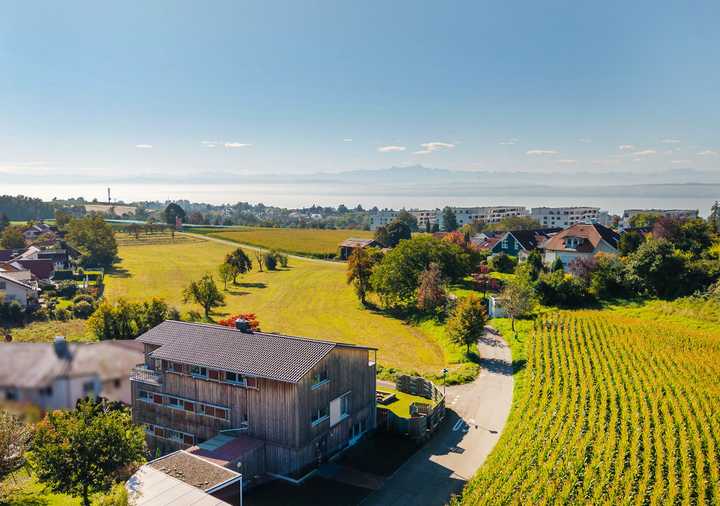 Naturnah Wohnen - Modernes Dreifamilienhaus mit Seeblick