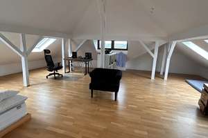 Zwei Zimmer in Wiesbaden: Helle Dachgeschosswohnung mit Einbauküche