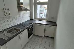 Großzügige und vermietete 2-Zi. mit EBK, 2xBalkon und Laminat in zentraler Lage