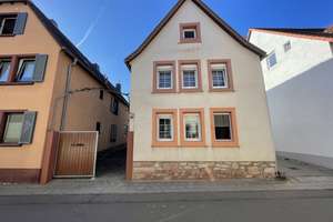Zweifamilienhaus mit Ausbaupotenzial im charmanten Weinort Edenkoben – Die vollständige Adresse der Immobilie erhältst du vom Anbieter., 67480 Edenkoben – Vorschaubild 1