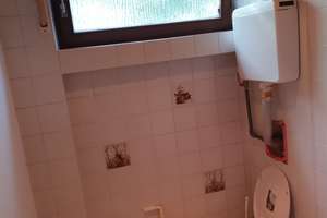 Hell, zentral & bezugsfertig: 50 m² DG-Wohnung mit Küche (250m zum Bahnhof, möbliert wählbar) – Gutenbergstr. 28, 88677 Markdorf – Vorschaubild 4