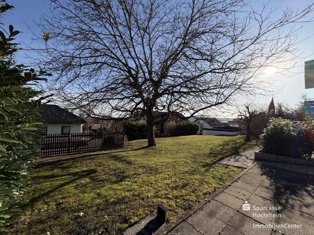 Immobilie in Jestetten - Viel Platz für Ihre Wohnträume - Raumwunder in Jestetten mit Garten und separater Einliegerwohnung - Bild 3