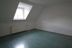 Vollständig renovierte Dachgeschosswohnung mit dreieinhalb Zimmern und Balkon in Oberhausen Zentrum – Die vollständige Adresse der Immobilie erhältst du vom Anbieter., 46045 Altstadt-Süd, Oberhausen – Vorschaubild 3